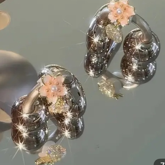 Jewelry - Pink Floral Pearl Clip Accessory
